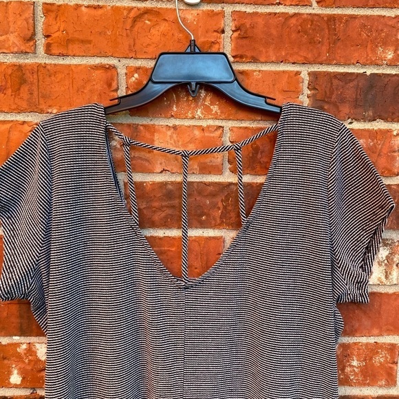 Torrid Lovesick 1 Black Stripe Strappy Back Crop Vneck Short Sleeve Tee - Picture 5 of 10